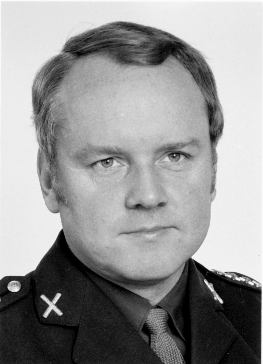 Sture Ärlebeck

Ärlebeck avlade officersexamen vid Krigsskolan 1963 och utnämndes samma år till fänrik vid Södermanlands regemente. Han befordrades 1971 till kapten i Tekniska stabsofficerskåren. Han var sektionschef på Försvarets materielverk (FMV) 1973–1982. 

År 1974 blev han major i generalstabskåren och 1979 överstelöjtnant. Åren 1982–1983 var han bataljonschef vid Södermanlands regemente. Han var överingenjör och chef för Stridsfordonsbyrån vid FMV 1983–1990 samt chef för Fordons- och intendenturavdelningen 1990–1998. År 1984 befordrades han till överste och 1990 till överste av första graden i Generalstabskåren.

Sture Ärlebäck invaldes 1985 som ledamot av Kungliga Krigsvetenskapsakademien.
Källa: Wikipedia

Sture Ärlebeck avled den 1 augusti 2020.