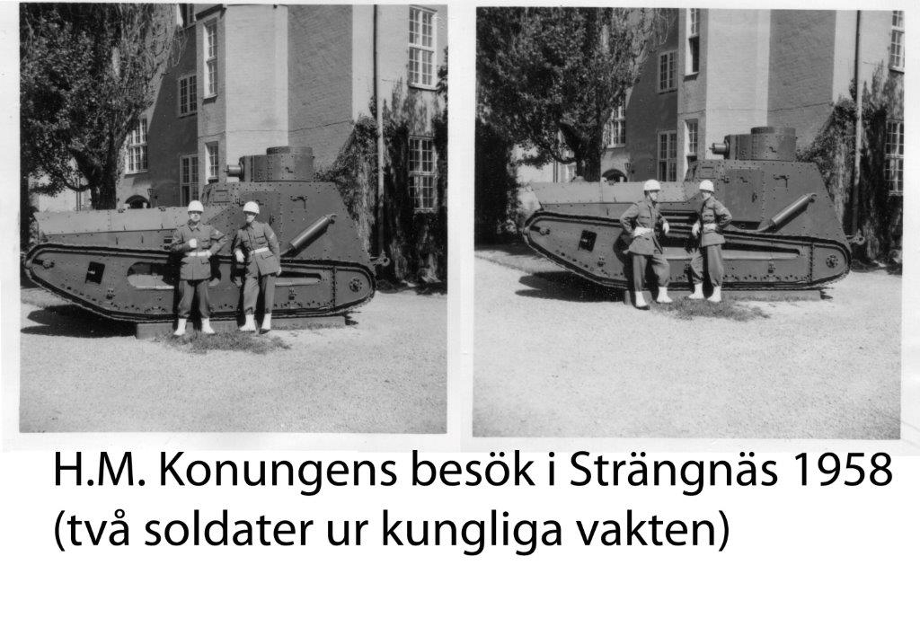 4. komp, juni 1958. 
H.M. Konungens besök vid regementet.
Två vaktsoldater vid sidan av monumentstridsvagnen (m/21) utanför kanslihuset.