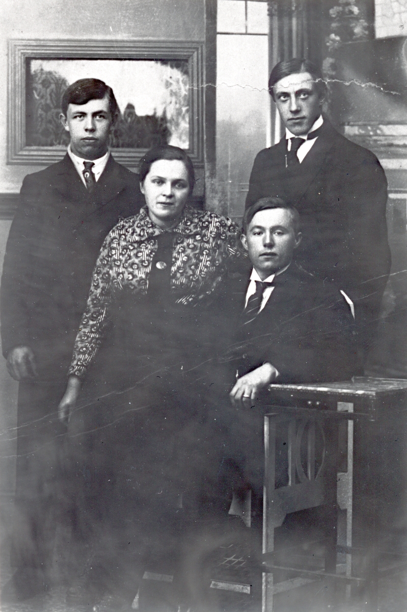 Berge Pedersen, Agnar Arnesen, Arthur Hansen og Magna Lund hos fotograf i Harstad, ca.1910.