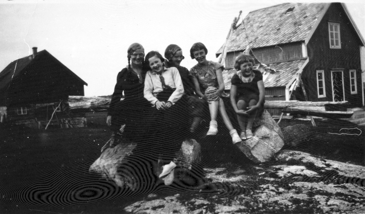 En av jentene er Edit Steinbakk ( før Hofsøy ) de andre er ukjent. Bildet er tatt 18.08.1933