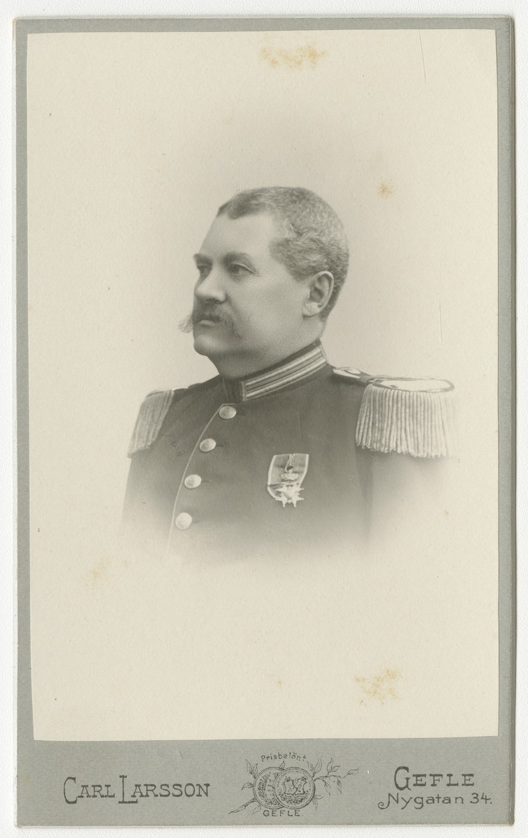 Porträtt av Christian Wilhelm Daniel Svinhufvud, major vid Hälsinge regemente I 14.

Se även bild AMA.0008648 och AMA.0008689.