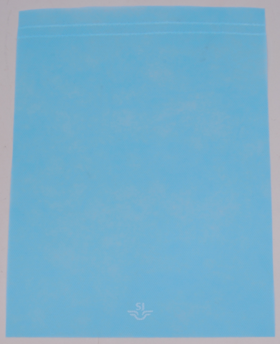 Två blå antimakasser formade som en stående rektangel. Längst ned finns märkningen: "SJ", tillsammans med SJ:s logotyp tryckt i vitt.