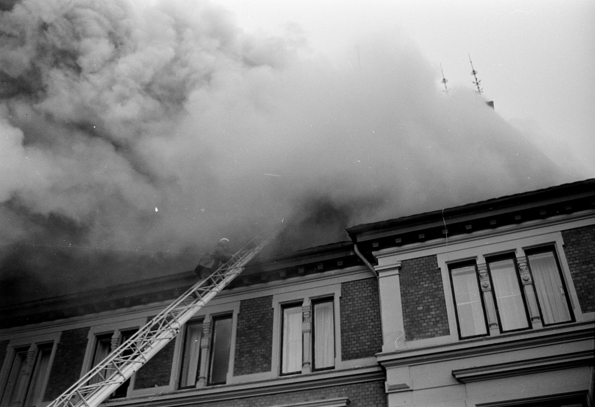 Brann, Grand Hotel, Hamar, 1969. Brannmannskaper, stige.