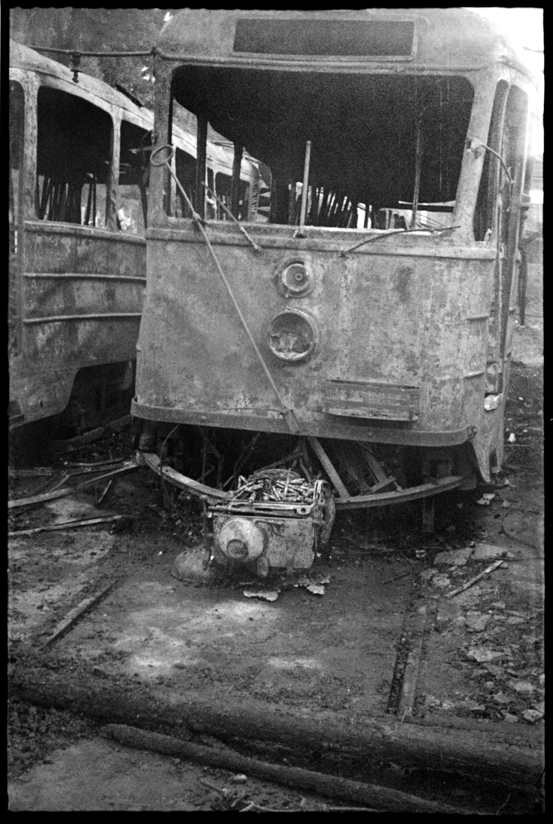 Utbränd spårvagn efter branden i vagnhallen på industriområdet Aga, i  Lidingö 1949-09-19.