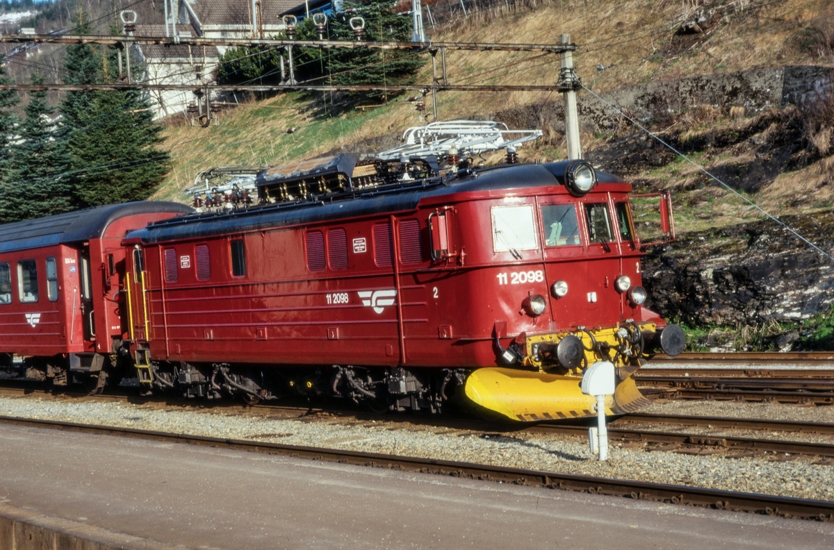 Elektrisk lokomotiv El 11 2098 på Voss stasjon
