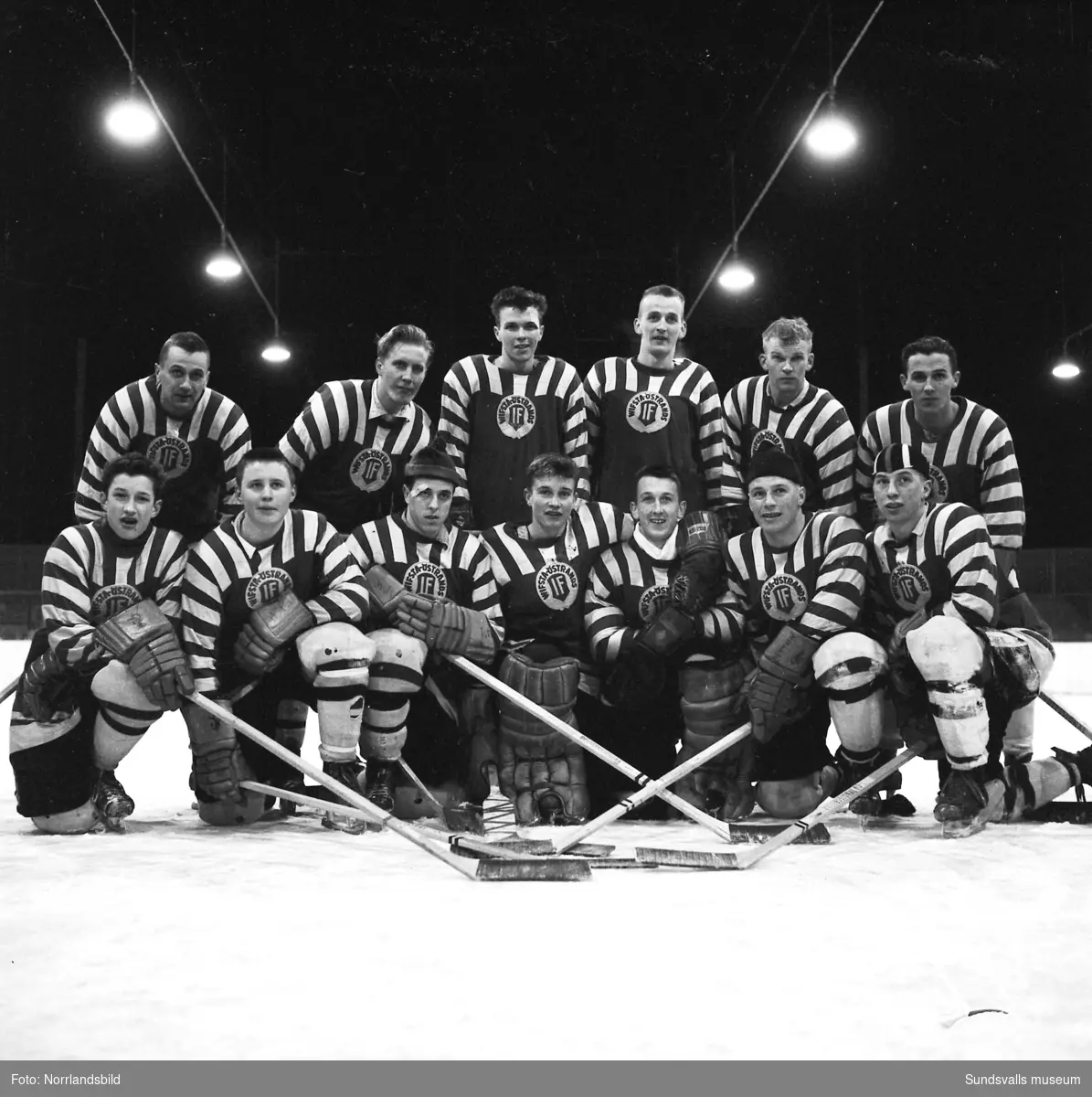 Wifsta-Östrands ishockeylag, lagbild i samband med DM-finalen 1959.