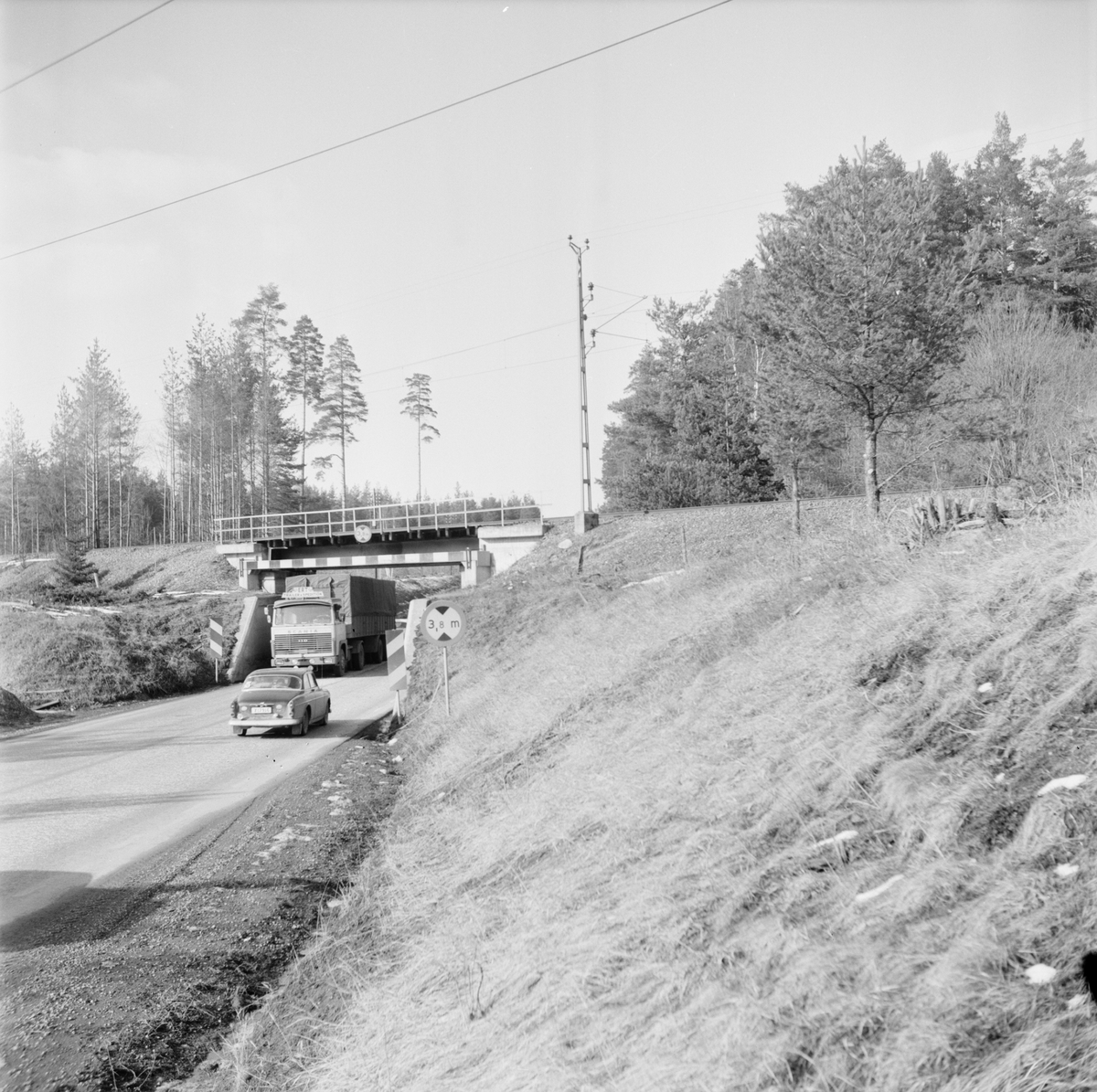 Ny vägport nästa år vid Odenslätt, Uppland, april 1972