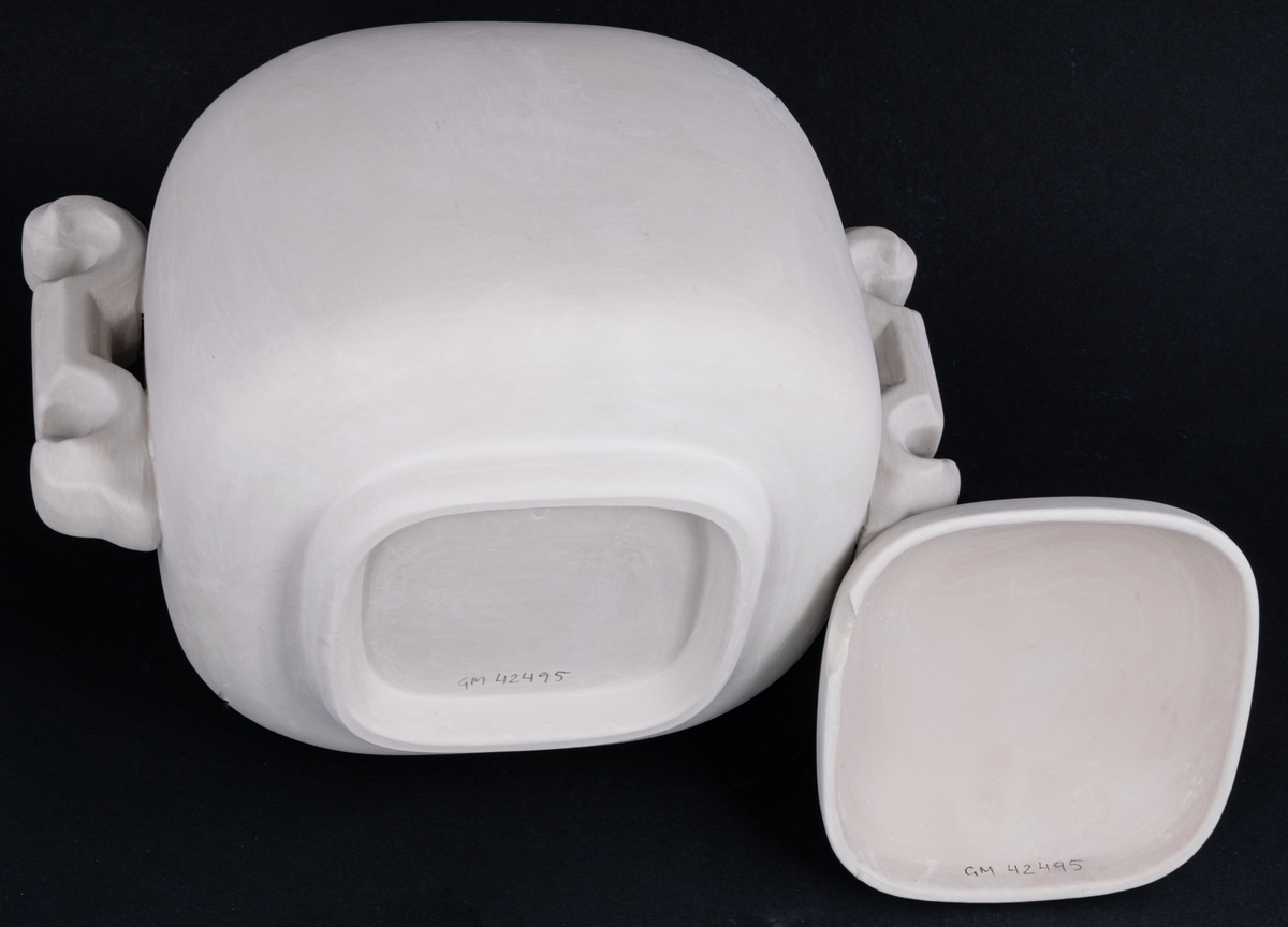 Oglaserad och obränd urna, modell A, av vitt flintgods, ej färdigställd produkt från Gefle porslinsfabrik. Modellen tillverkades 1930-1955.