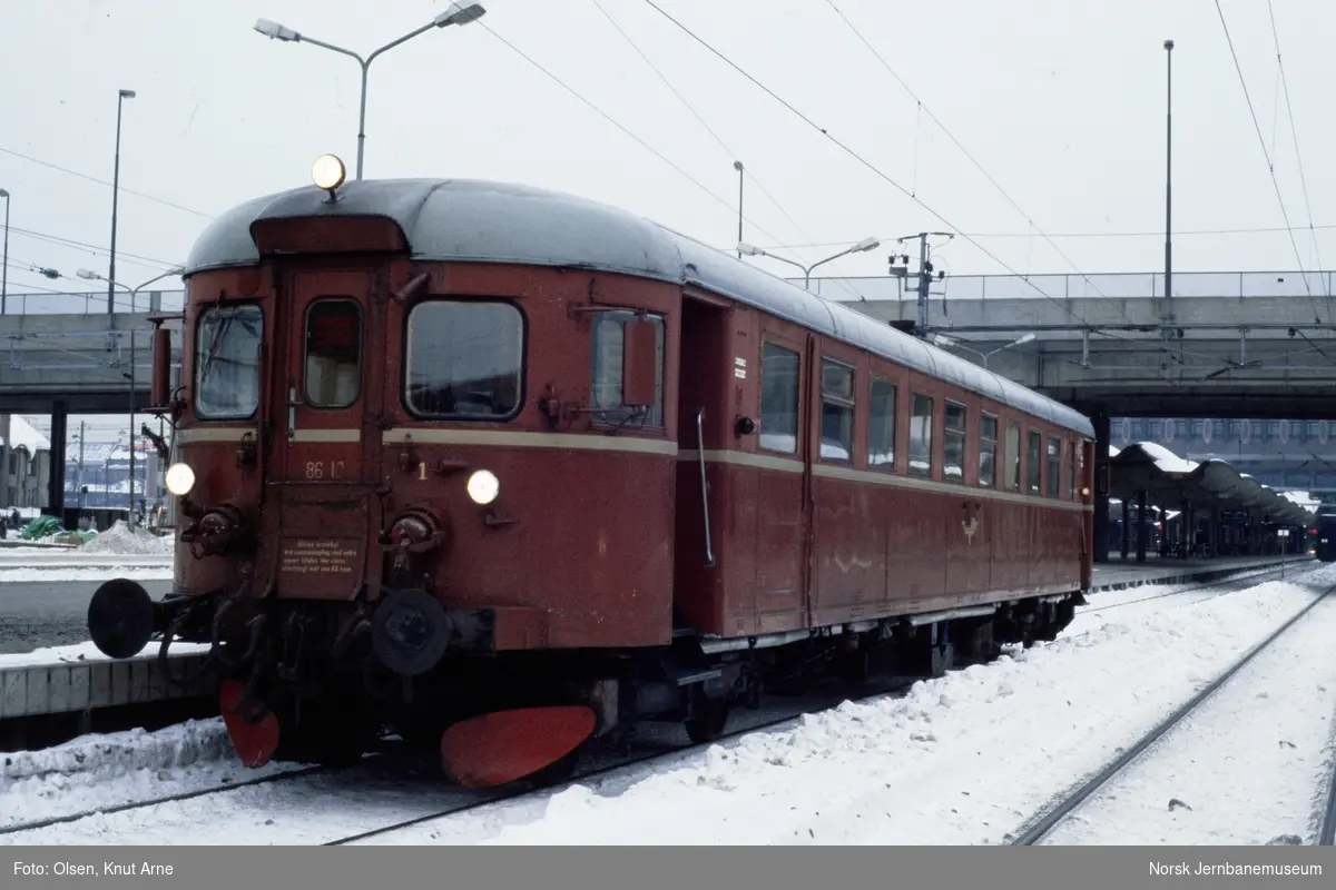 Dieselmotorvogn BM 86 12 på Oslo Sentralstasjon