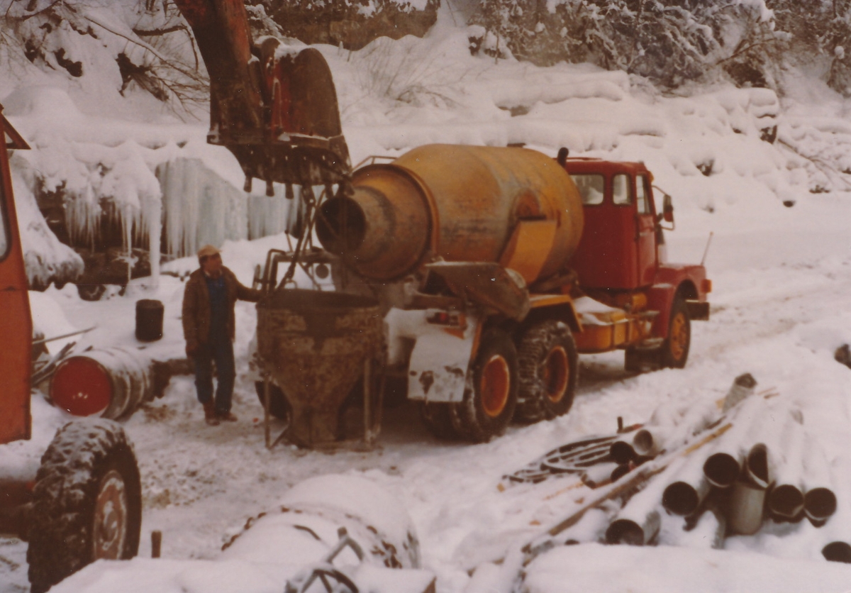 Anleggsarbeid med gravemaskin og sementbil på Kistefoss
