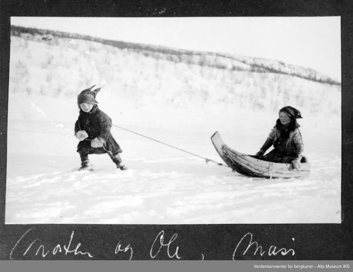 Morten og Ole fra Masi leker i sneen med pulk.