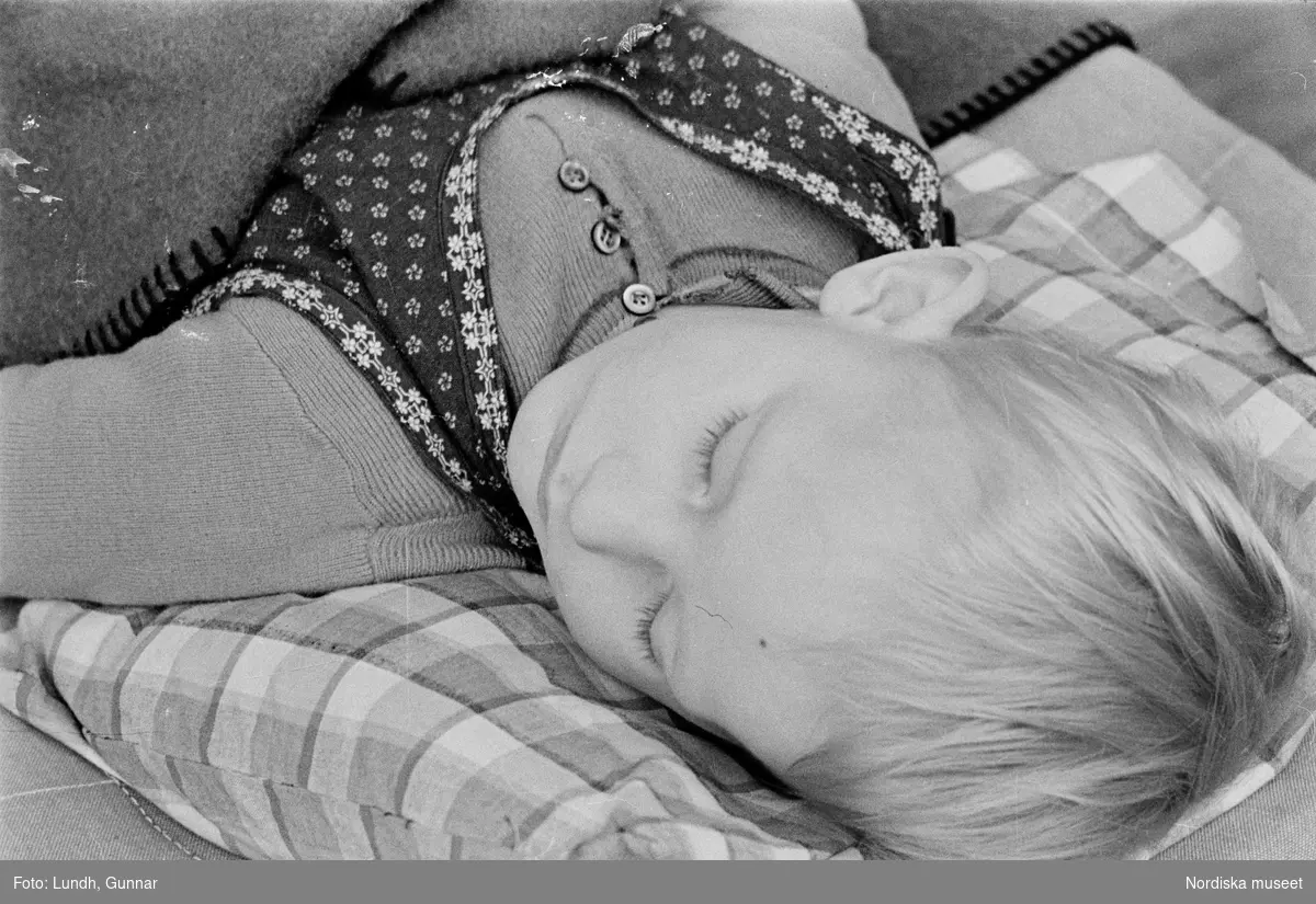 Motiv: H.S.B.s lekstuga vid Fredhäll (HSB);
Ett barn ligger i en säng.

Motiv: H.S.B.s lekstuga vid Fredhäll (HSB);
Ett barn sitter på golvet, en barn sitter i en säng, barn sover i sängar, pojkar spelar kula.

Motiv: H.S.B.s lekstuga på Skeppargat. (gärdet) (Skeppargatan) (HSB);
Porträtt av ett barn, en kvinna och ett barn, ett barn äter.