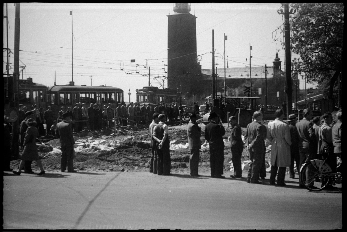 Folksamling utanför Stadshuset vid färdigställandet av viadukt mellan Stadshusbron och Tegelbacken i Stockholm.