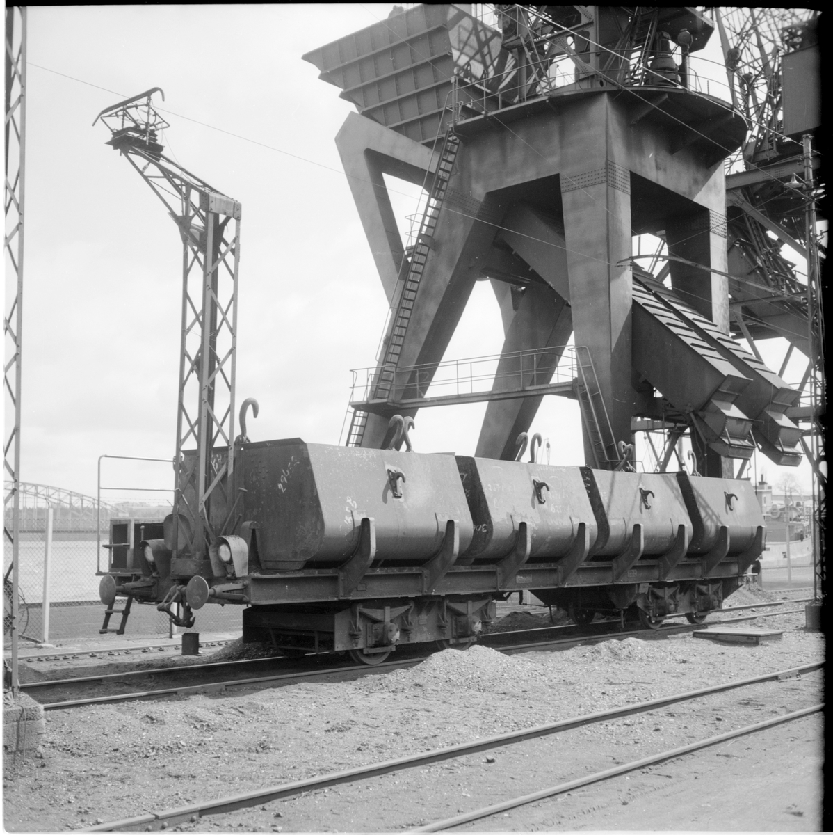 1916 års plattformsvagnar med nya boggier och ny strömavtagarmast. På gasverket i Värtan.