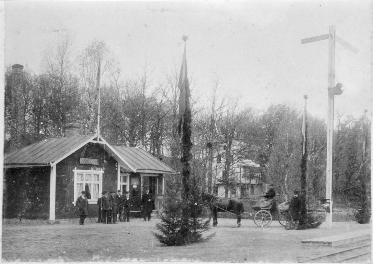 Hästdroska och personal uppställda utanför Björkeryd station.
