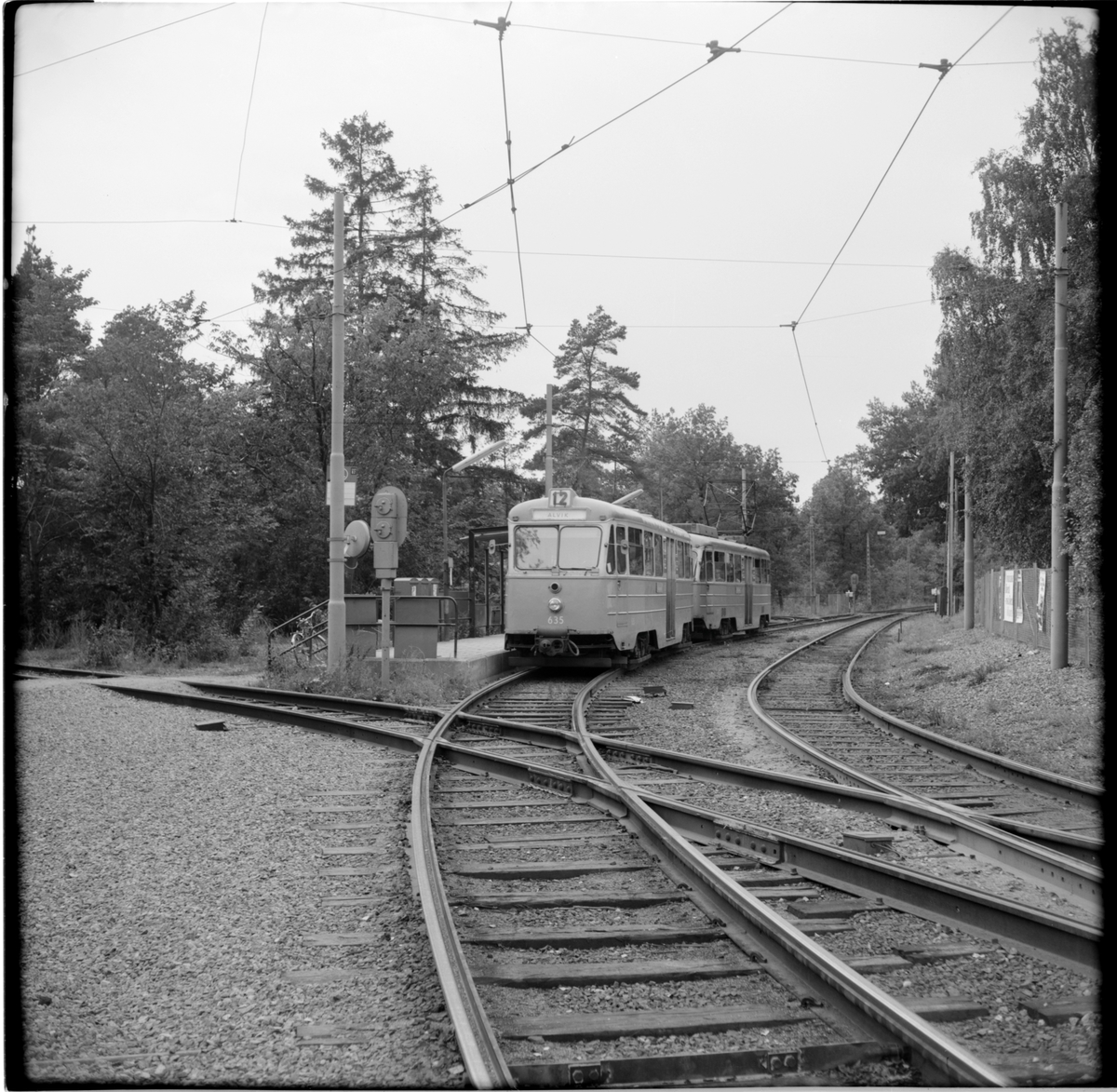 Aktiebolaget Stockholms Spårvägar, SS B24 635 "ängbyvagn" linje 12 Alvik på hållplats vid Gladbacken / Orrspelsvägen.