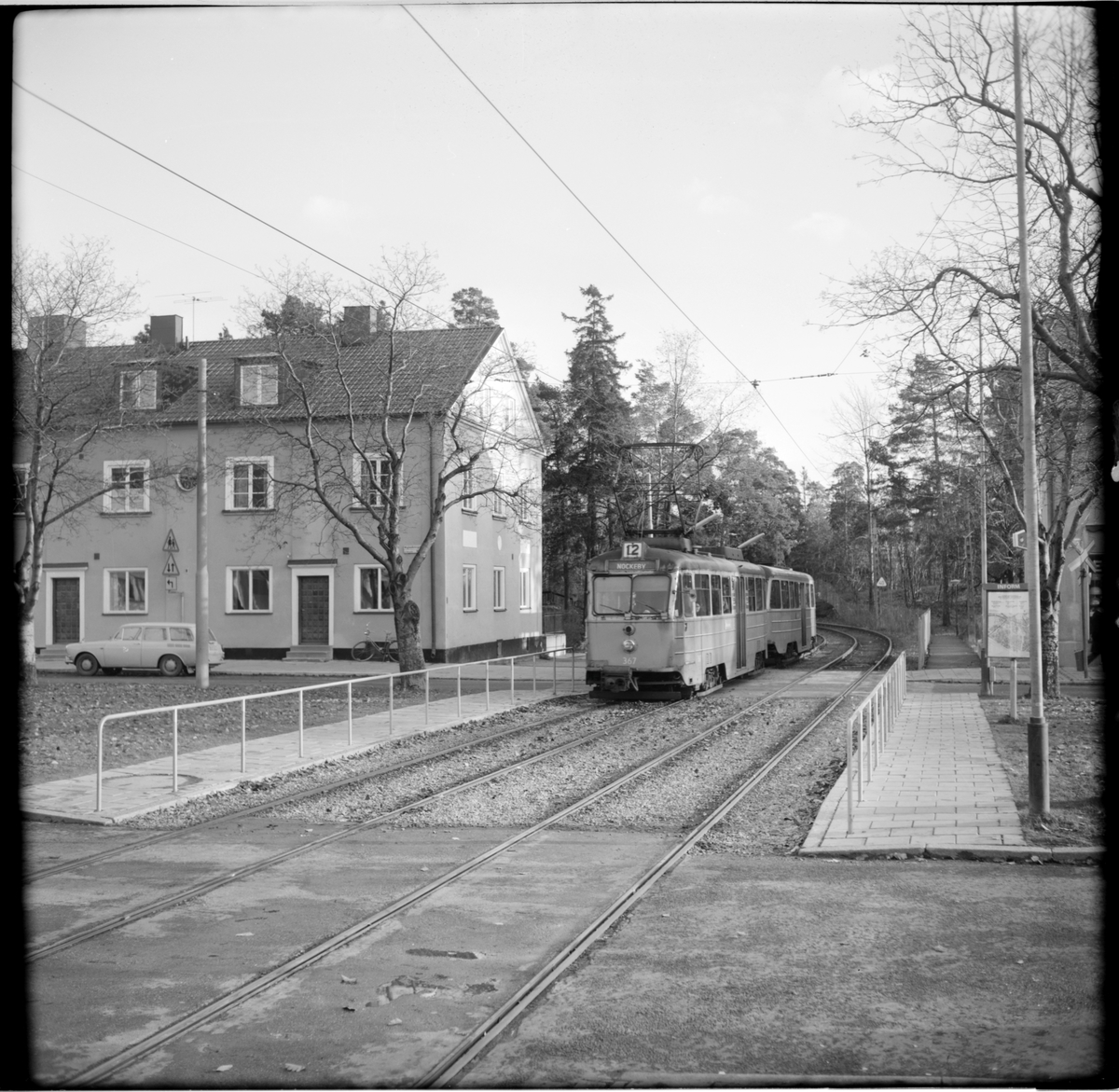 Aktiebolaget Stockholms Spårvägar, SS A24 367 "ängbyvagn" linje 12 Nockeby vid Höglandstorget. Vagn mot Nockeby.