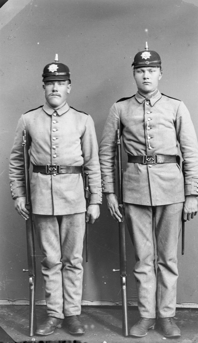 To soldater i uniform og hjelm modell 1888 for menige i hæren. Etter MPLs regnskapsbok er den ene A. Branden.