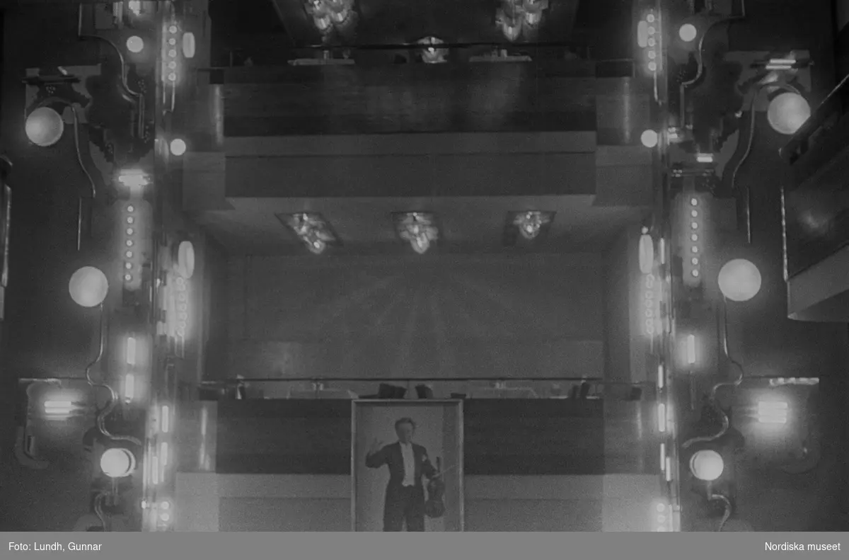 Motiv: Tyskland, Berlin, Untergrund, Potsdamer strasse, Potsdamer-platz;
Ej kopierat.

Motiv: Berlin, Kvinnoklubbsmöte;
En grupp kvinnor sitter i en lokal, exteriör av en byggnad på kvällen med neonskylt "Columbushaus", skylt "Kabarett Katakombe", utsikt från ett fönster med en kyrka utanför.