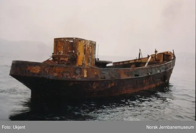 Den tidliger dampbåten SULITELMA III, her som lekter, klar for å bli senket i Nedstrandsfjorden