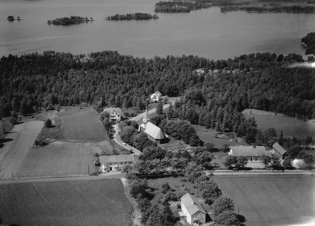 Flygfoto över Bonstorp och Bondstorps kyrka i Jönköpings län. Nr 1106/1961