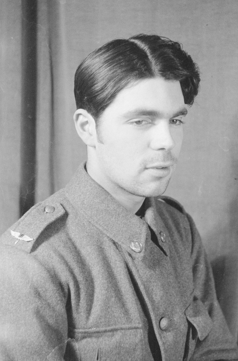 Porträttfoto av soldat Robert Granell (nummer 3034), mekaniker i Uleåborg vid F 19, Svenska frivilligkåren i Finland under finska vinterkriget, 1940.