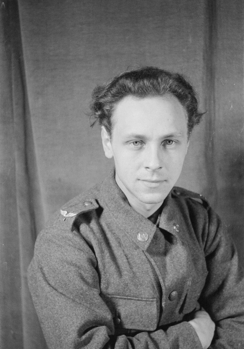 Porträttfoto av soldat Gustav Rune Hedlund (nummer 834), mekaniker vid F 19, Svenska frivilligkåren i Finland under finska vinterkriget, 1940.