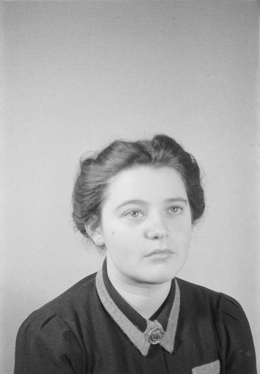 Porträttfoto av finska frivilliga Miriam Lahtela vid F 19, Svenska frivilligkåren i Finland under finska vinterkriget, 1940.