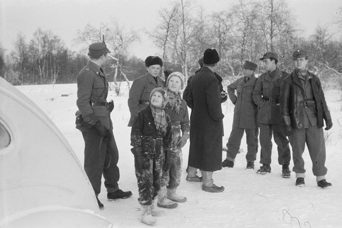 Grupp av finska frivilliga under finska vinterkriget står utomhus. Bild från F 19, Svenska frivilligkåren i Finland, 1940.