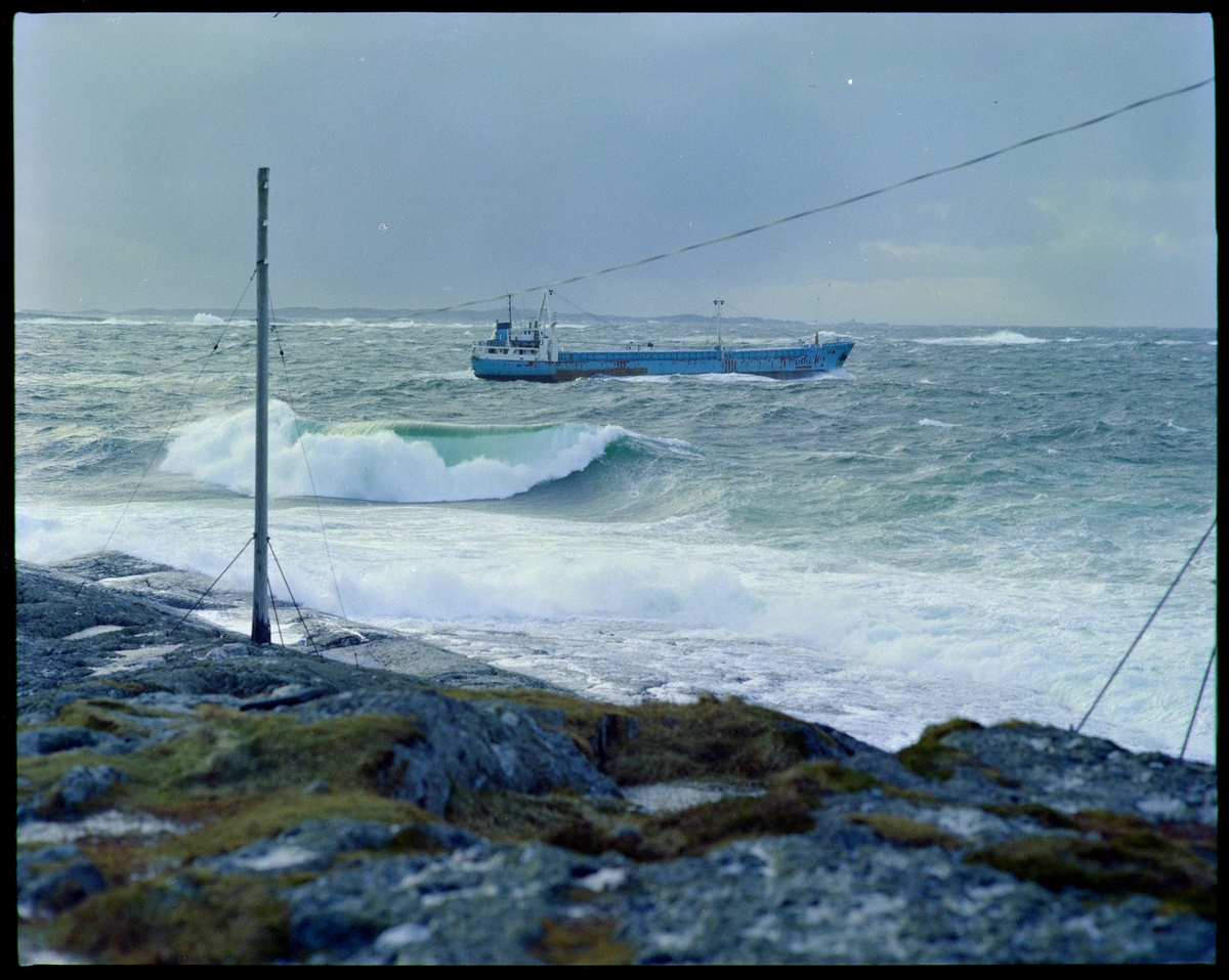 To skip passerer Kvalen fyr, nord for Haugesund. De to første bildene er av lasteskipet M/S Flornes.