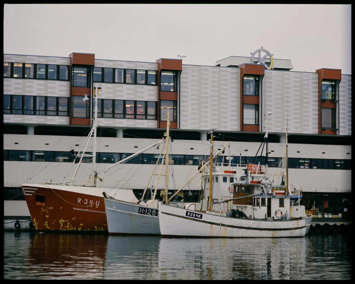 Tre fiskebåter ligger utenfor Industrivarehuset Kyvik A/S.