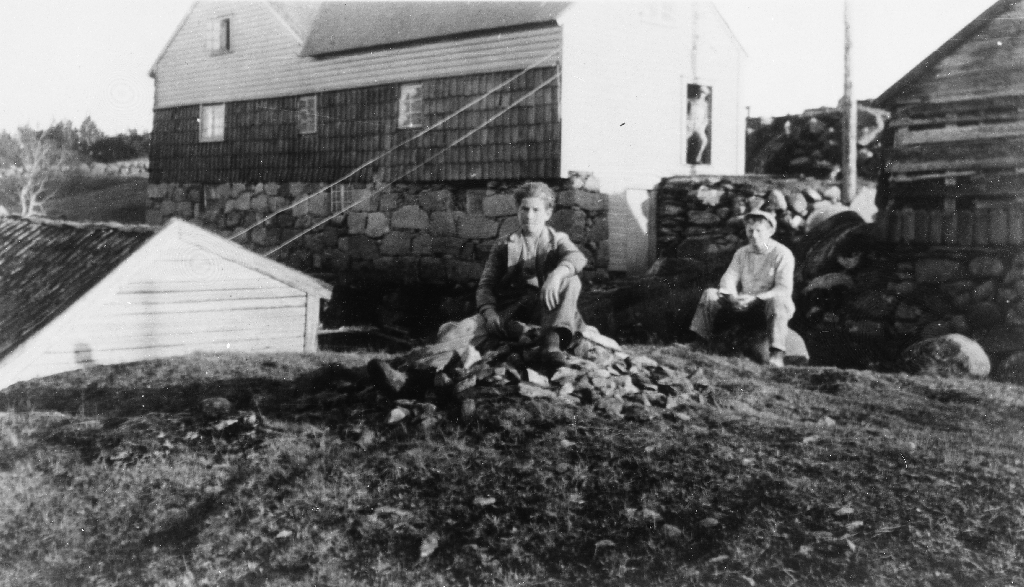 Fotland bygdemølle. F. v. sitjande på ein steinhaug, ein dreng frå Fotland, t. h. Johannes G. Fotland (1896 - ) og ståande i døropninga bak Gabriel Fotland (1899 - )

Kopi av original ved Time bibliotek.