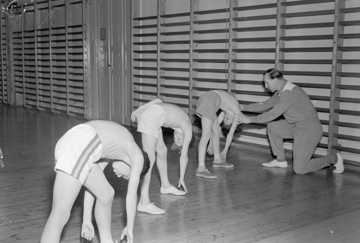Gymnastikkinstruksjon på Kalvskinnet skole ved instruktør Asbjørn Jansgård fra Oslo
