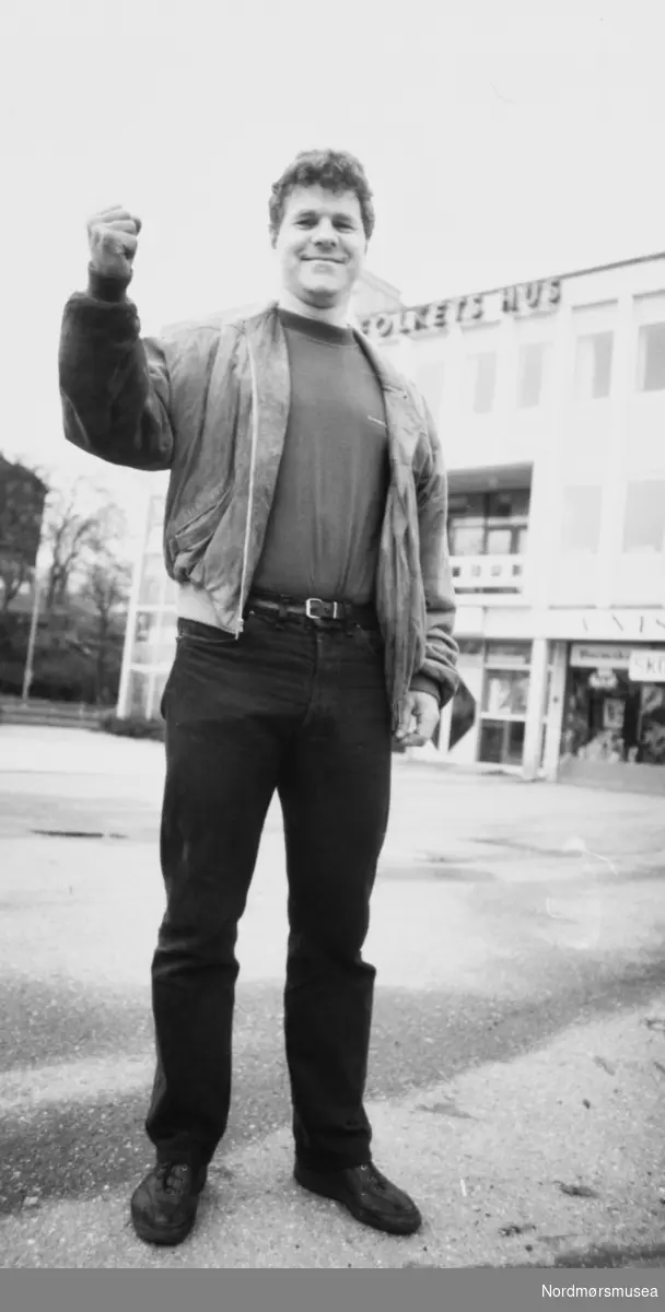 Geir Andresen foran folkets hus på Kirkelandet i Kristiansund. Bildet er fra avisa Tidens Krav sitt arkiv i tidsrommet 1970-1994. Nå i Nordmøre museums fotosamling.