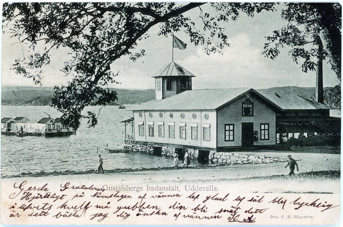 Tryckt text på vykortets framsida: "Gustafsberg badanstalt, Uddevalla."