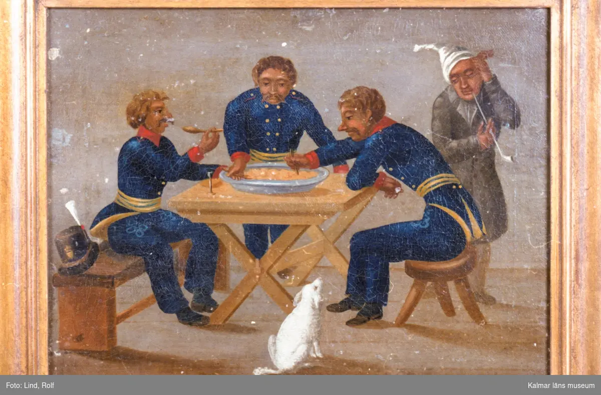 Interiör med tre officerare (vid Kalmar Regemente) vid ett bord, ätande gröt ur ett gemensamt fat. En fjärde person står på golvet bredvid bordet, han röker pipa, kritpipa av 1700-tals typ, i förgrunden på golvet en vit hund.