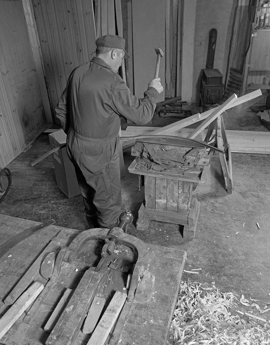 Bygging av fløterbåt (Flisa-båt) Nov. 1984. Glomma fellesfløtningsforenings verksted på Flisa. Bøying av jernvenger.