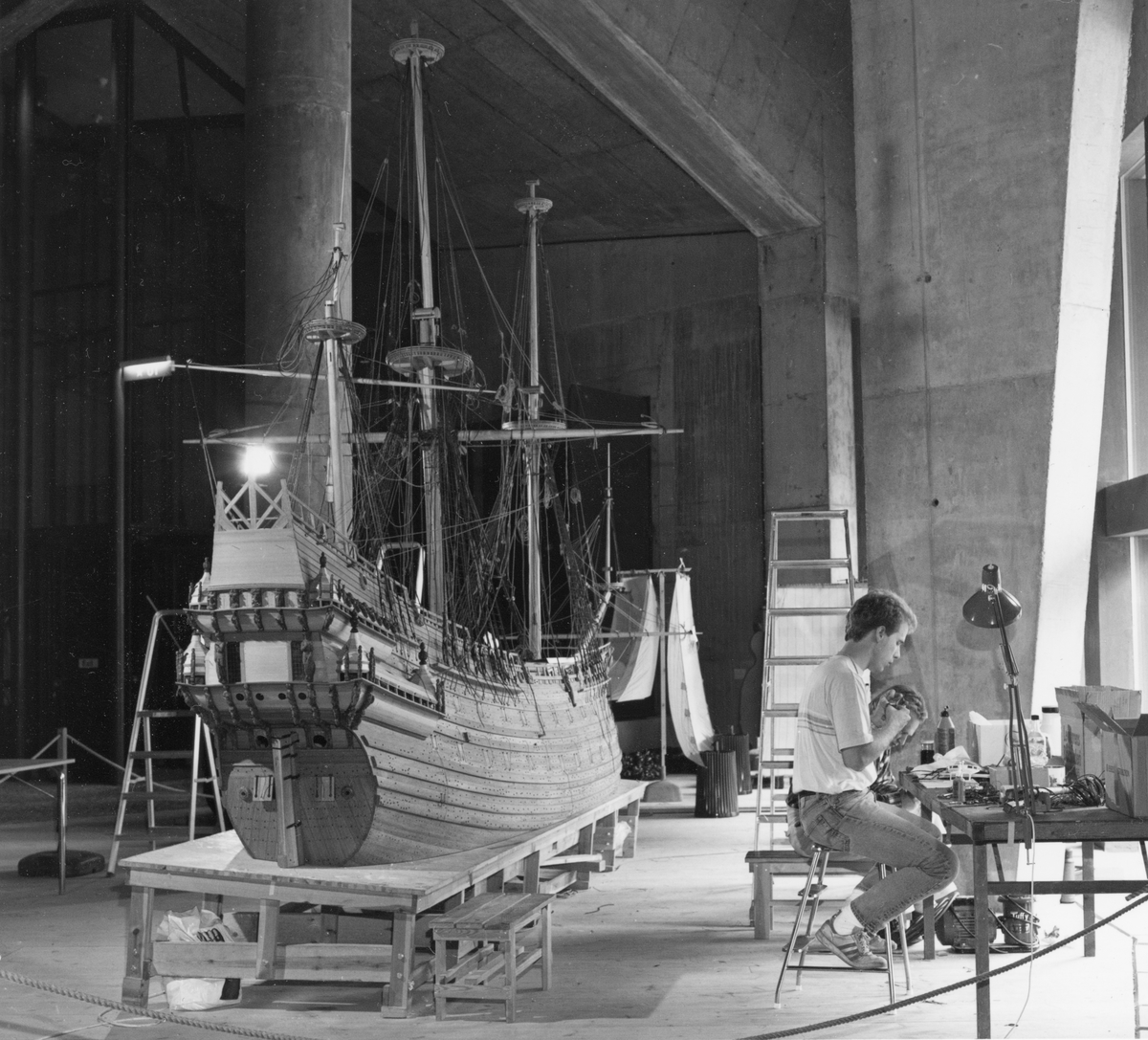 Modellbyggare Stefan Bruhn i arbete med modellen av Vasa i skala 1:10.