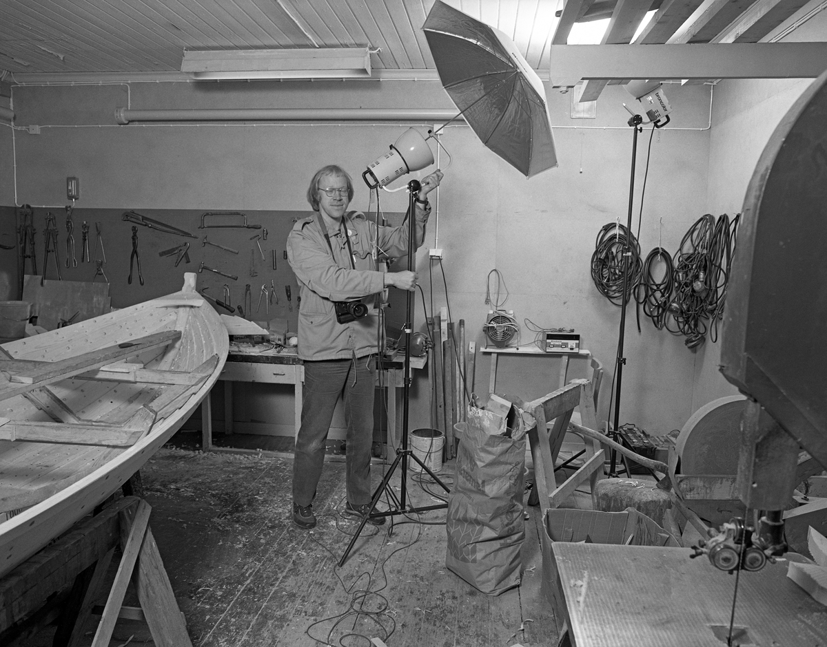 Bygging av fløterbåt (Flisa-båt) Nov. 1984. Glomma fellesfløtnings forenings verksted på Flisa. Fotograf O. T. Ljøstad i aksjon.