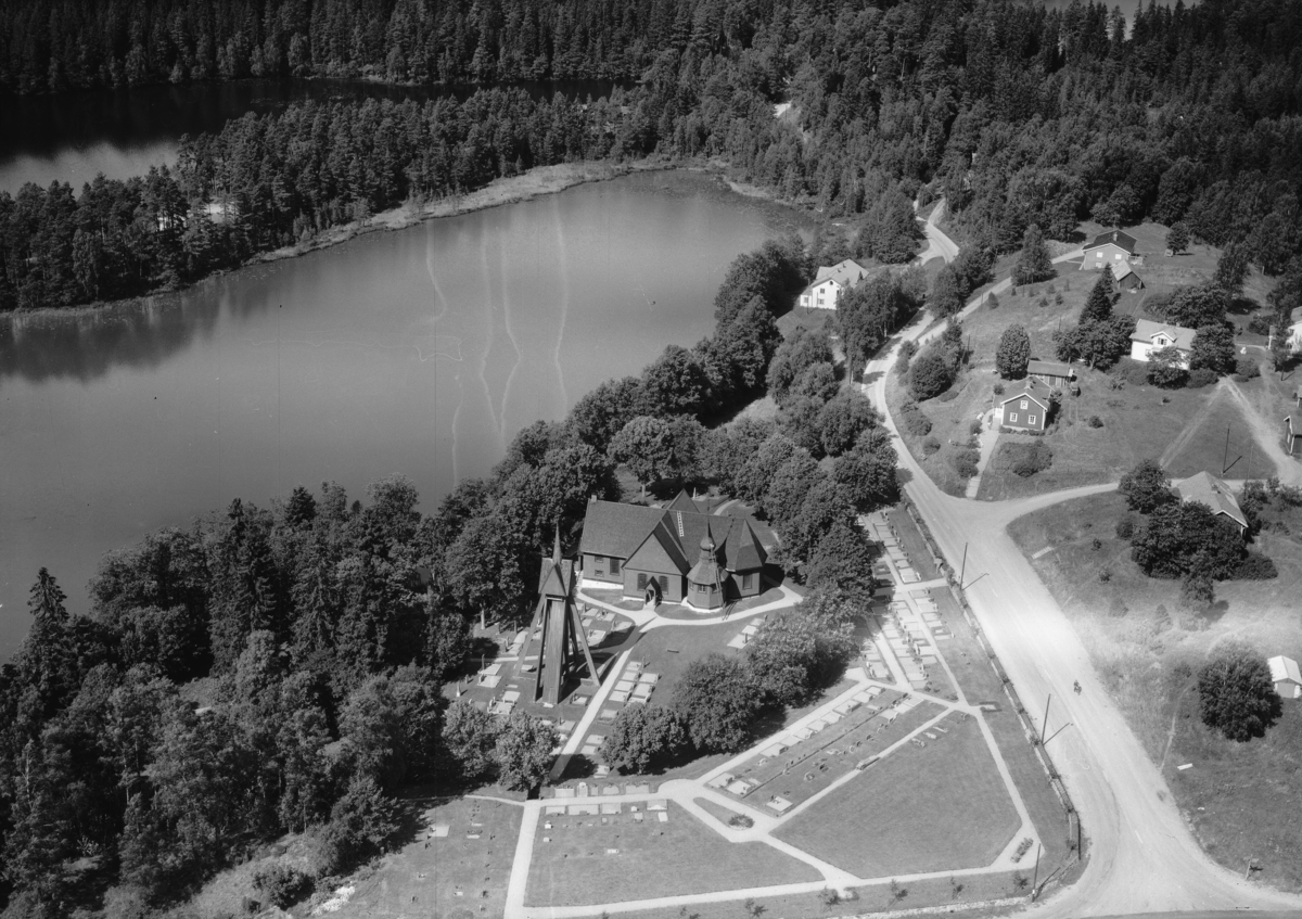 Flygfoto över Bottnaryds kyrka i Jönköpings län. Nr 1175/1962