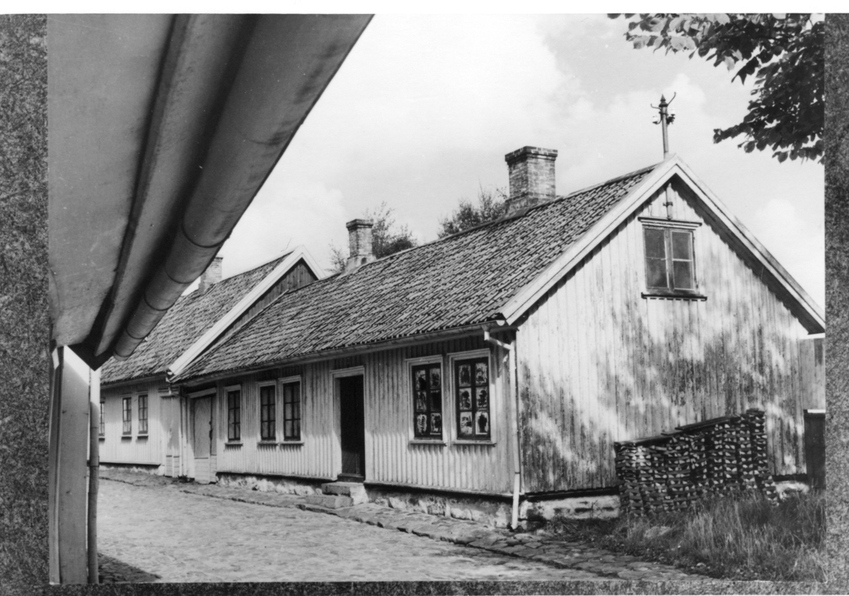 Byggnadsår före 1836, ombyggnad 1966 (pensionärslägenheter). Byggherre troligen sjömannen Bengt Andersson (ägare 1808). Bostadshuset brandförsäkrades 1836 av arbetskarlen Bengt Andersson.  I serien ingår bilder som är tagna 1953-54, därför är antagligen också denna bild från något av dessa år.