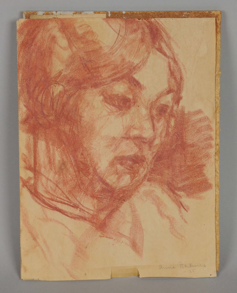 Portrettegning av Sigrud Undset. Gjort med rødt kull. Det er noen rifter nederst på papiret.