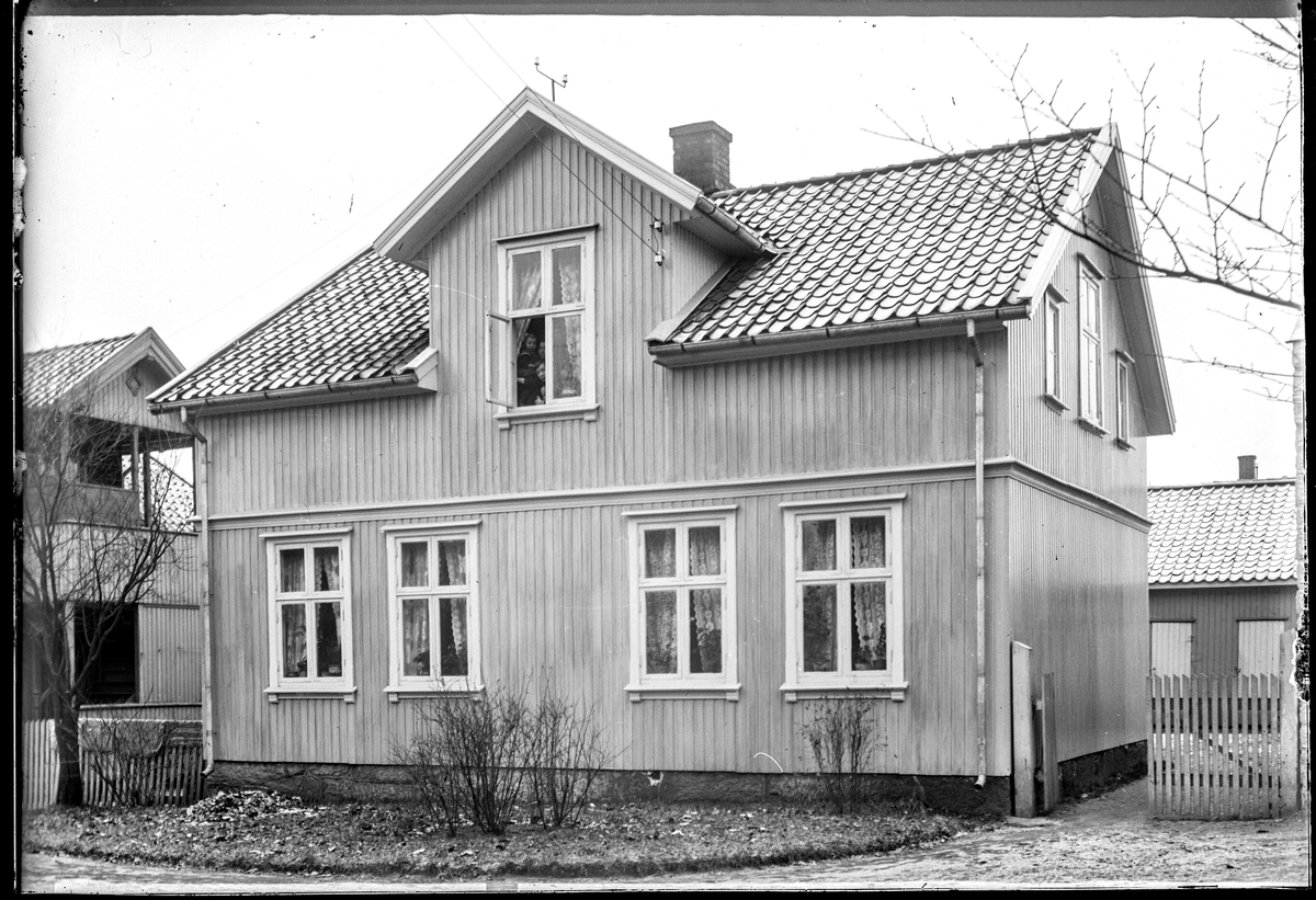 Skolegata 5 i Moss, Løkkegata 10d.  Byttet adresse i 1907. 
Grepstad. (Ifølge MBIs liste)