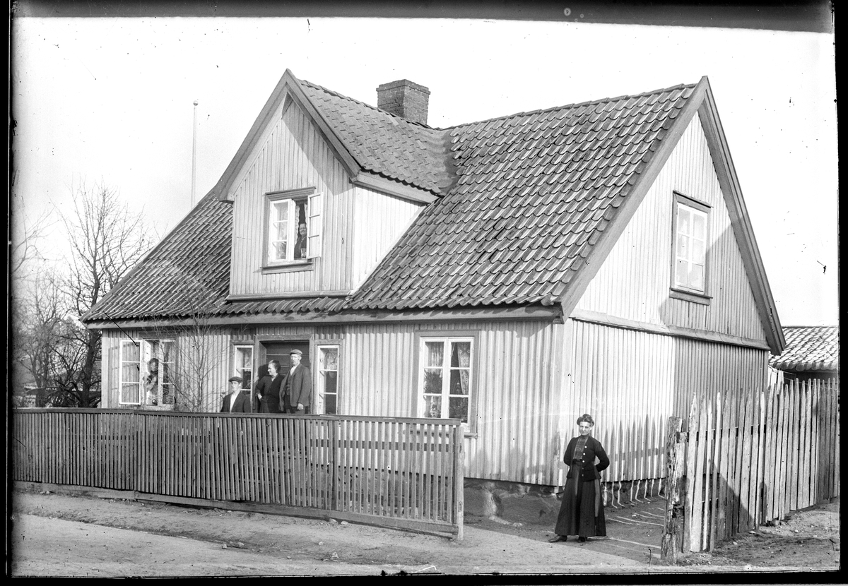Klostergata 46c i Moss.  Dagens Klostergata 46c, som er en del av nummer 46. Bygningen på bildet er revet og erstattet med nytt. 

Ifølge MBI-lista familien Debes.