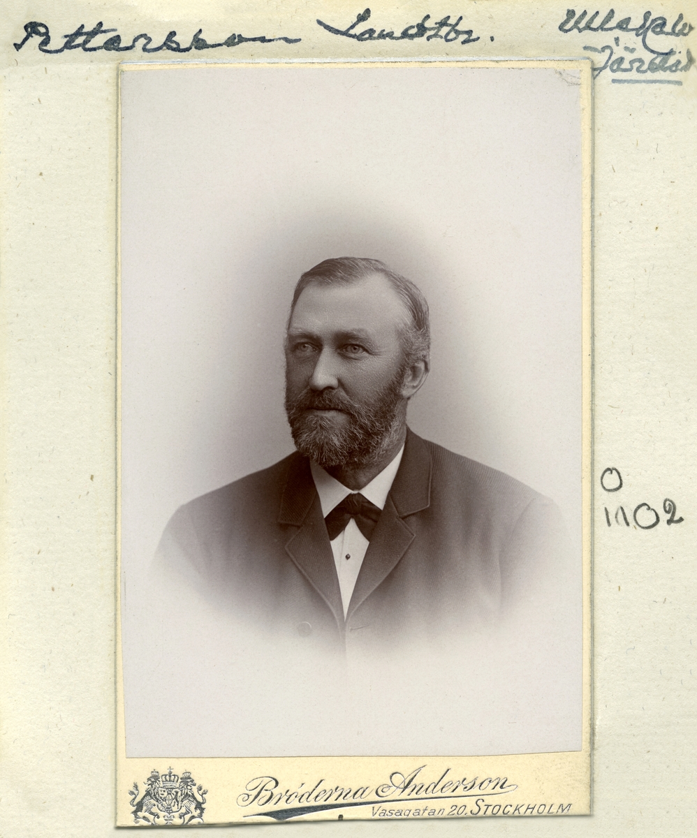 Porträtt av lantbrukare Adolf August Pettersson. Från 1878 gift med Emelie Pettersson. Makarna var bosatta i Ullekalv, Källegård i Högby socken. Han dog i sviterna efter feber och lungsjukdom.