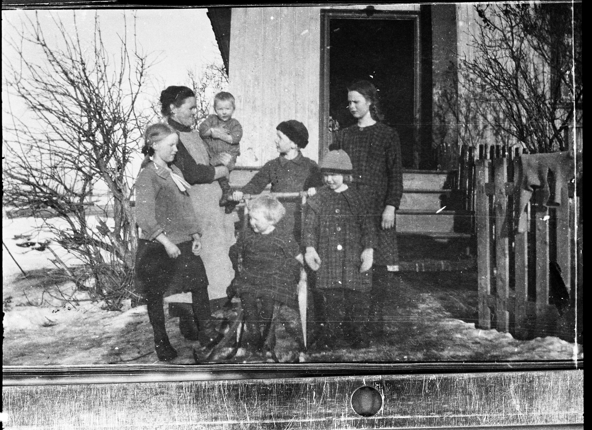 Første spark hos familien Nøkleby på Nøkleby østre nedre ("bortigarden") 1922. Det var en Arvikaspark, og ble et kjærkomment framkomstmiddel.
Personene fra venstre: Palma Nøkleby, Anna Nøkleby (mor) med Betzy på armen. På sparksetet Mary, på meiene Ole, Jenny (med hatt) og bak til høyre Olga.