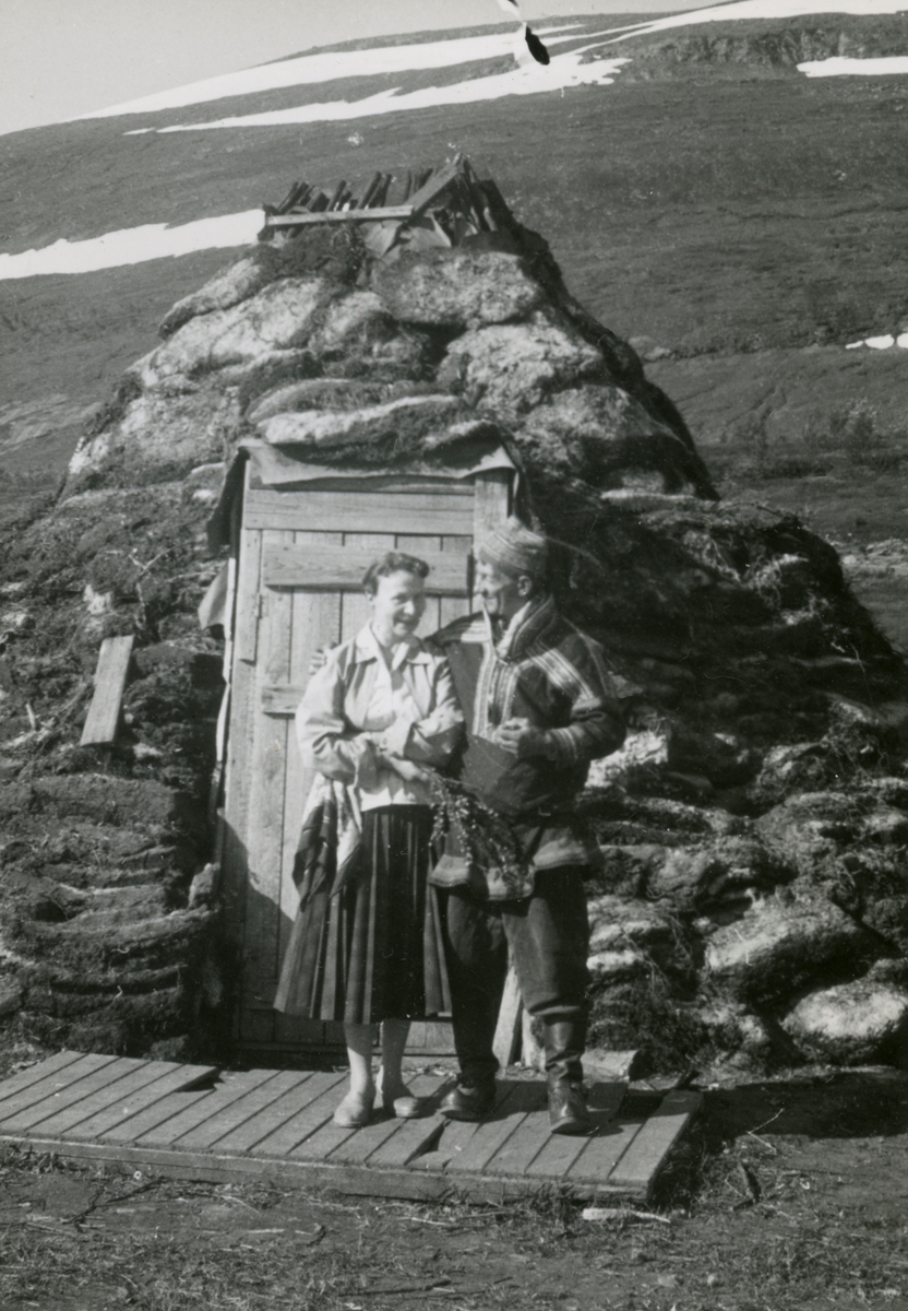 Celine Korvanen med en samisk mann på Kåfjordfjellet 1958.
