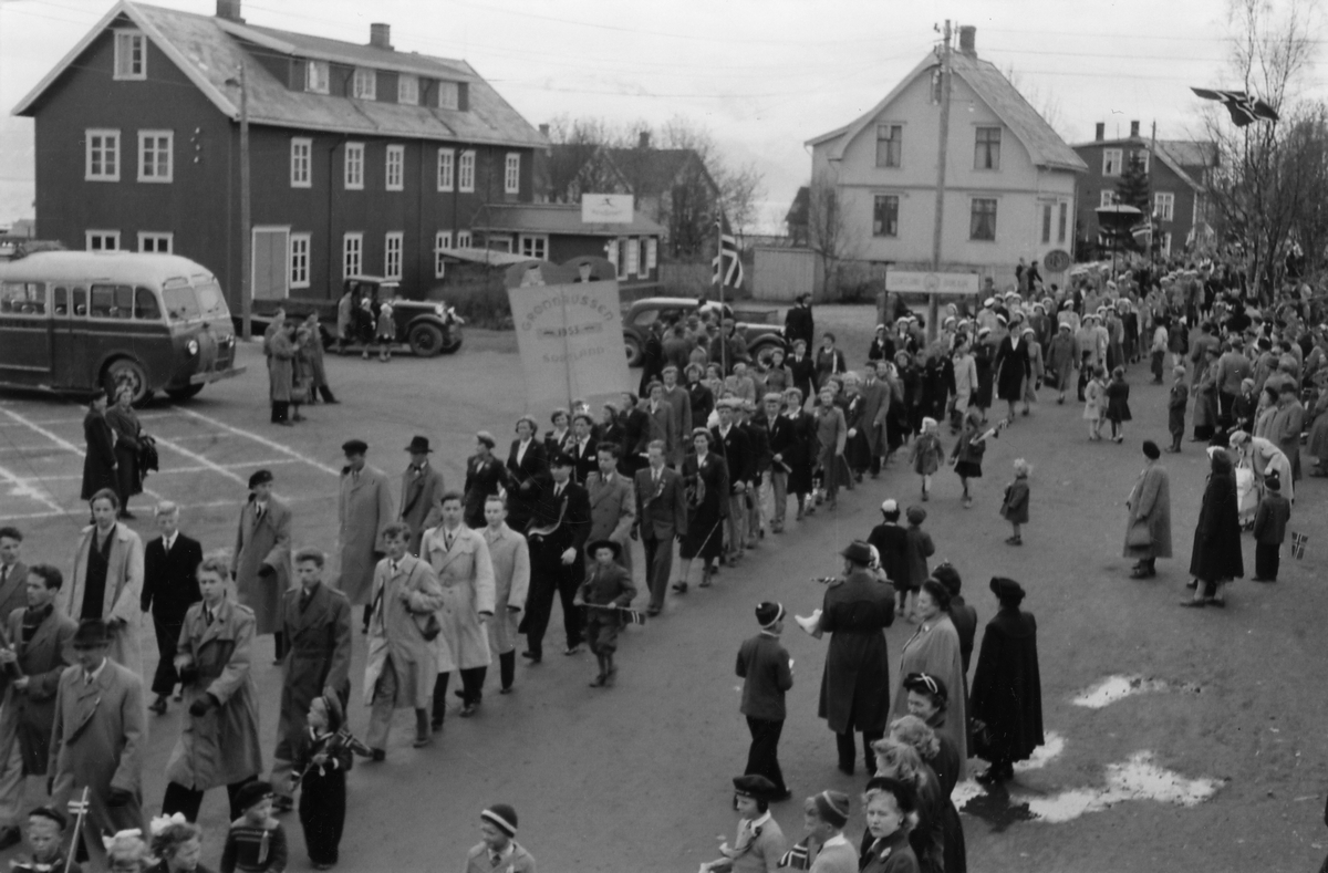 17. mai-tog i Strandgata ved torget på Sortland 1953. Fanen tilhører Grønnrussen.