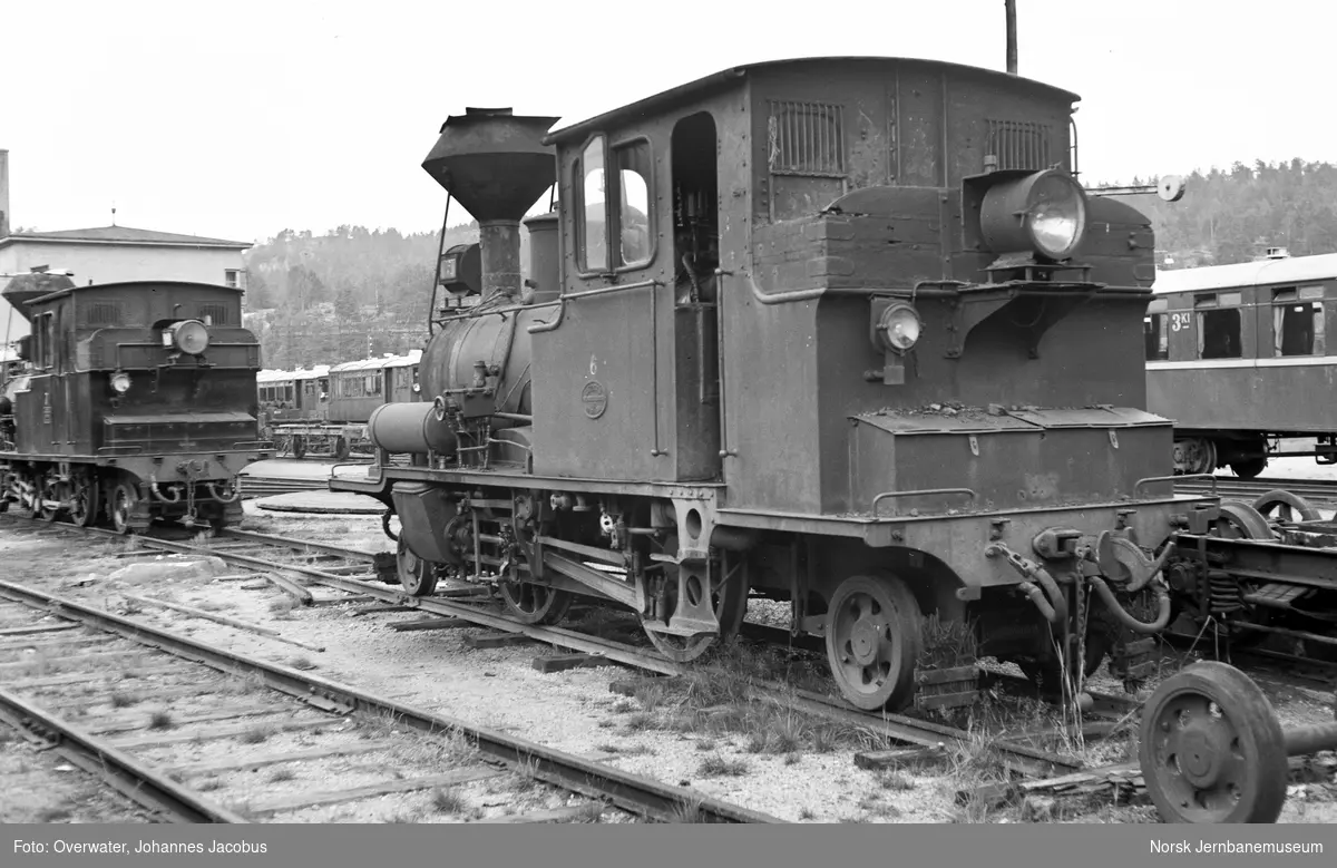 Setesdalsbanens damplokomotiv type XXII nr. 6 utenfor verkstedet på Grovane stasjon