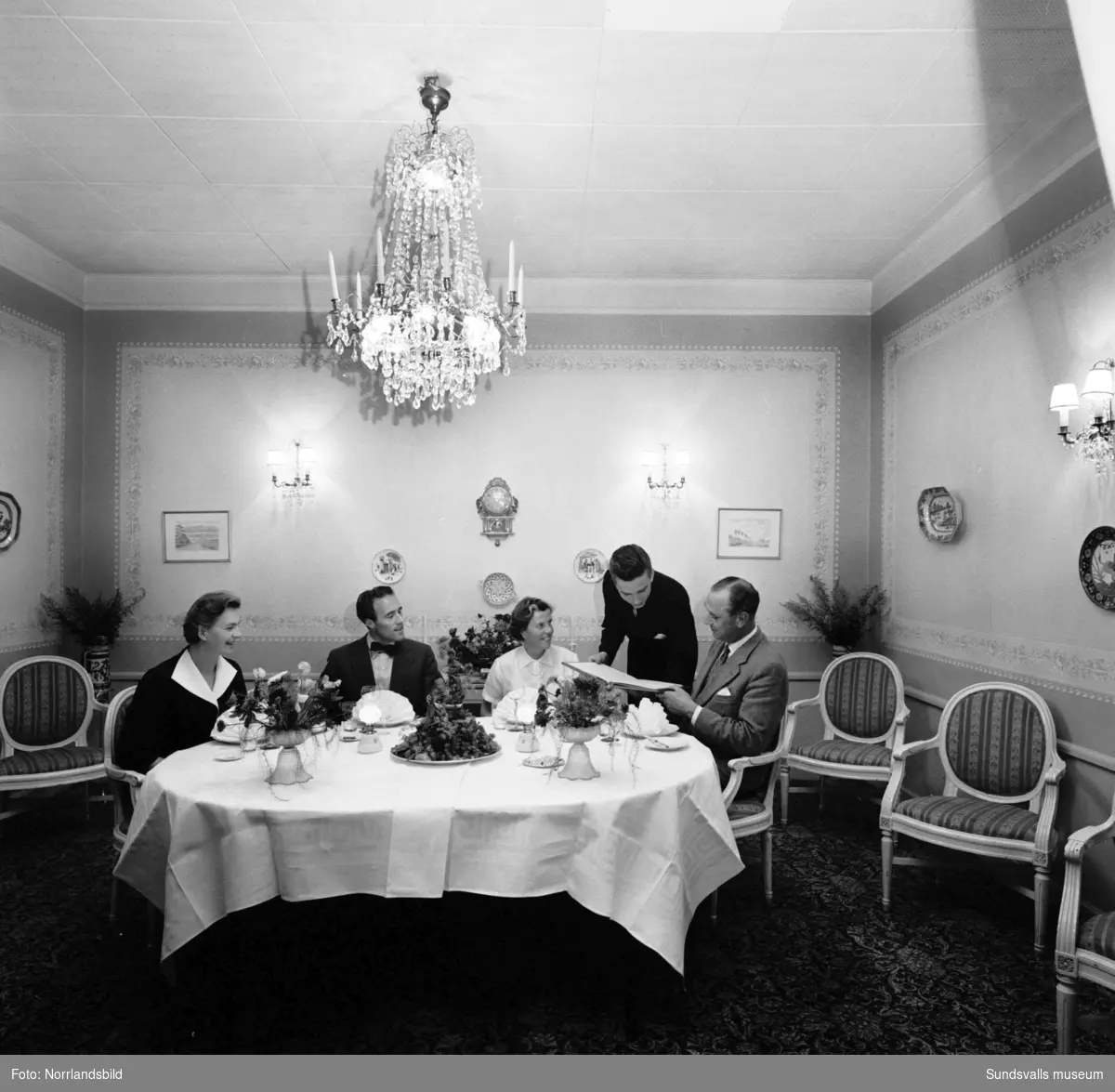 Uppdukat festbord med fyra matgäster på Knaust.
